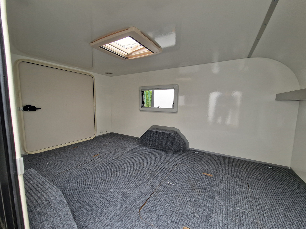 Mini Caravan Cargo Base Camp M+ wild 290cm Alufelgen 2 Fenster 100km/H 800kg - Прицеп дача: фото 4 Mini Caravan Cargo Base Camp M+ wild 290cm Alufelgen 2 Fenster 100km/H 800kg - Прицеп дача: фото 4