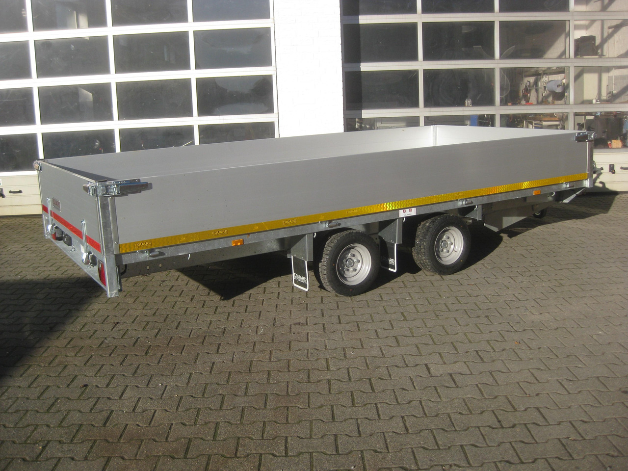 Multi Transporter 406x200x40cm Auffahrrampen 10" niedrig Fahrwerk LfH 56cm (XL) 2700kg - Прицеп бортовой/ Платформа: фото 4 Multi Transporter 406x200x40cm Auffahrrampen 10" niedrig Fahrwerk LfH 56cm (XL) 2700kg - Прицеп бортовой/ Платформа: фото 4