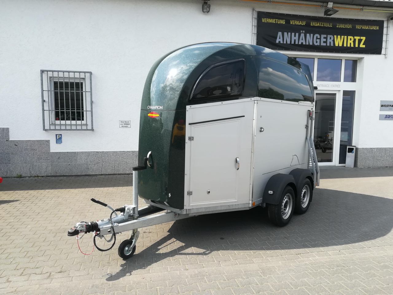 Pferdeanhänger Böckmann Champion R Sattelkammer greenline 2400kg CFF+ 100 km/H order Aktion 2025 - Прицеп-коневоз: фото 1 Pferdeanhänger Böckmann Champion R Sattelkammer greenline 2400kg CFF+ 100 km/H order Aktion 2025 - Прицеп-коневоз: фото 1