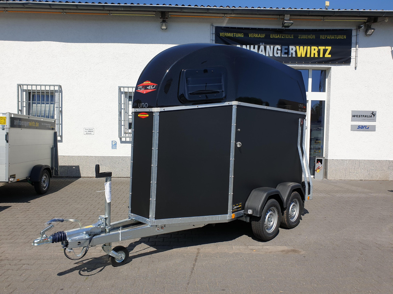 Pferdeanhänger Böckmann UNO Esprit silver & black Haube black 1600kg Modell 2023 - Прицеп-коневоз: фото 1 Pferdeanhänger Böckmann UNO Esprit silver & black Haube black 1600kg Modell 2023 - Прицеп-коневоз: фото 1