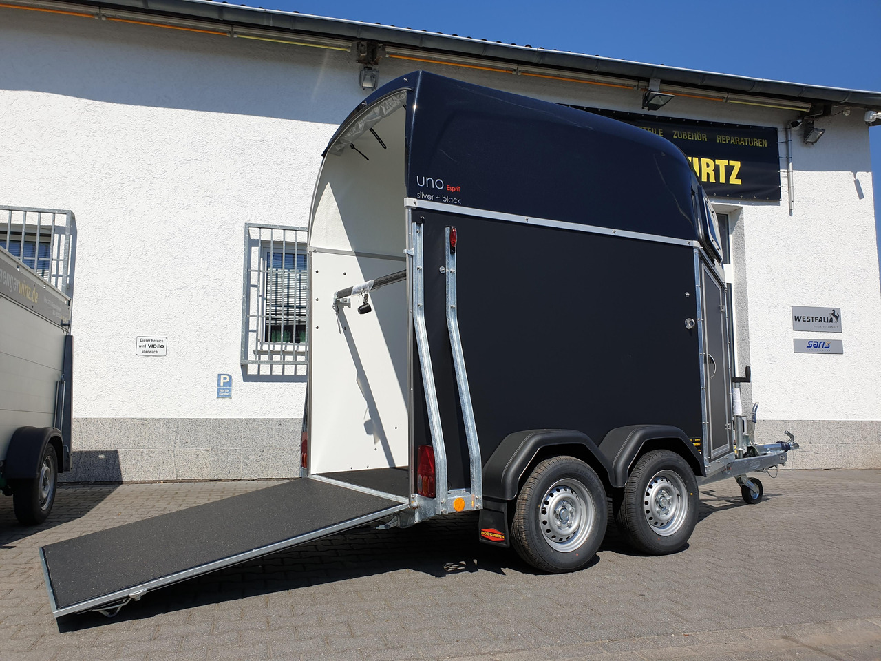 Pferdeanhänger Böckmann UNO Esprit silver & black Haube black 1600kg Modell 2023 - Прицеп-коневоз: фото 5 Pferdeanhänger Böckmann UNO Esprit silver & black Haube black 1600kg Modell 2023 - Прицеп-коневоз: фото 5