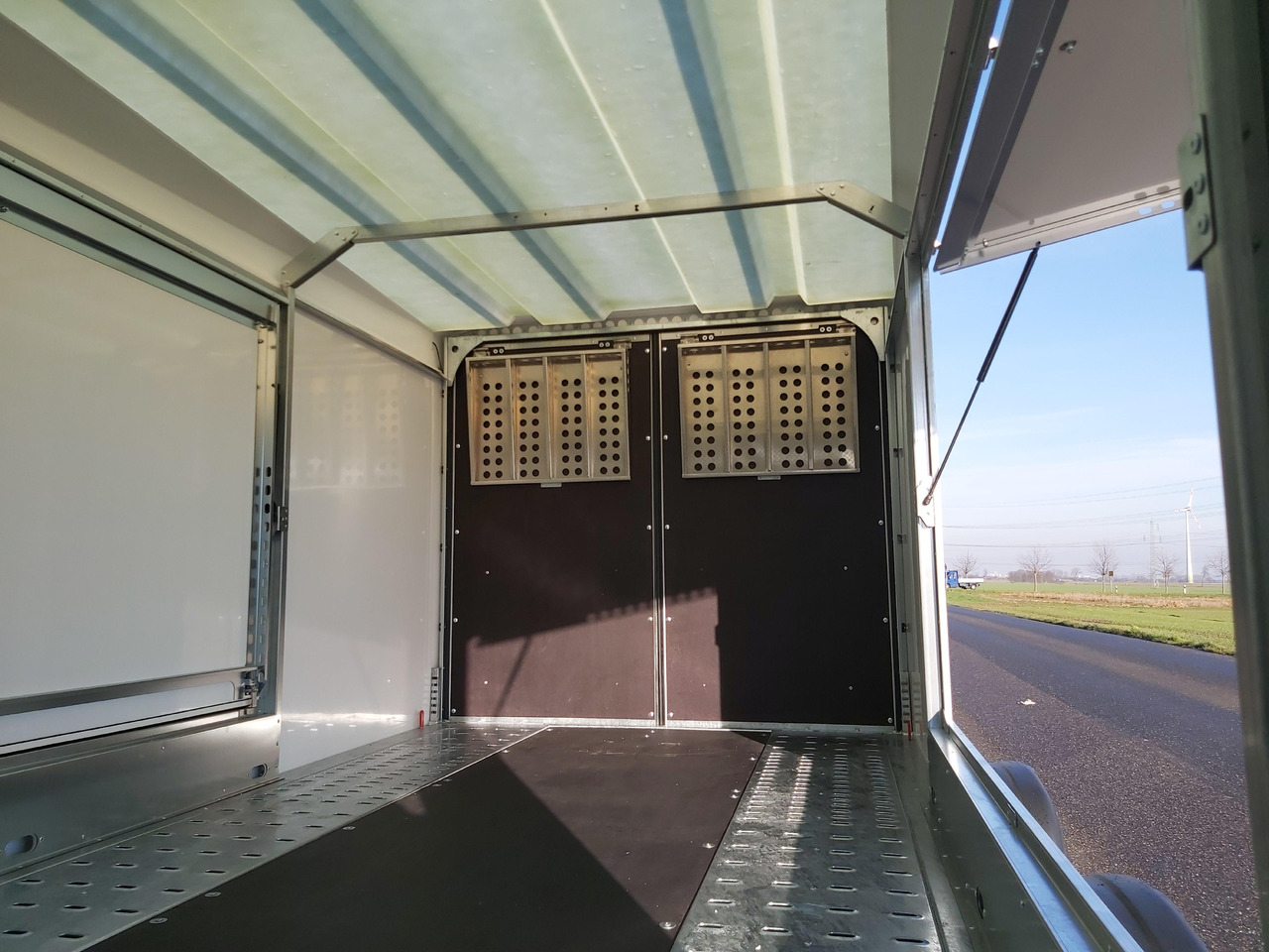Race Sport Transporter 500x200x175cm 3000kg geschützter Fahrzeugtranport - Прицеп-автовоз: фото 4 Race Sport Transporter 500x200x175cm 3000kg geschützter Fahrzeugtranport - Прицеп-автовоз: фото 4