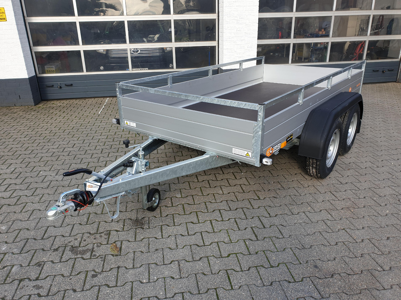 Saris Anhänger FW2700 McAlu Pro 305x153x45cm (M) 2700kg Winter online Aktion - Прицеп бортовой/ Платформа: фото 1 Saris Anhänger FW2700 McAlu Pro 305x153x45cm (M) 2700kg Winter online Aktion - Прицеп бортовой/ Платформа: фото 1