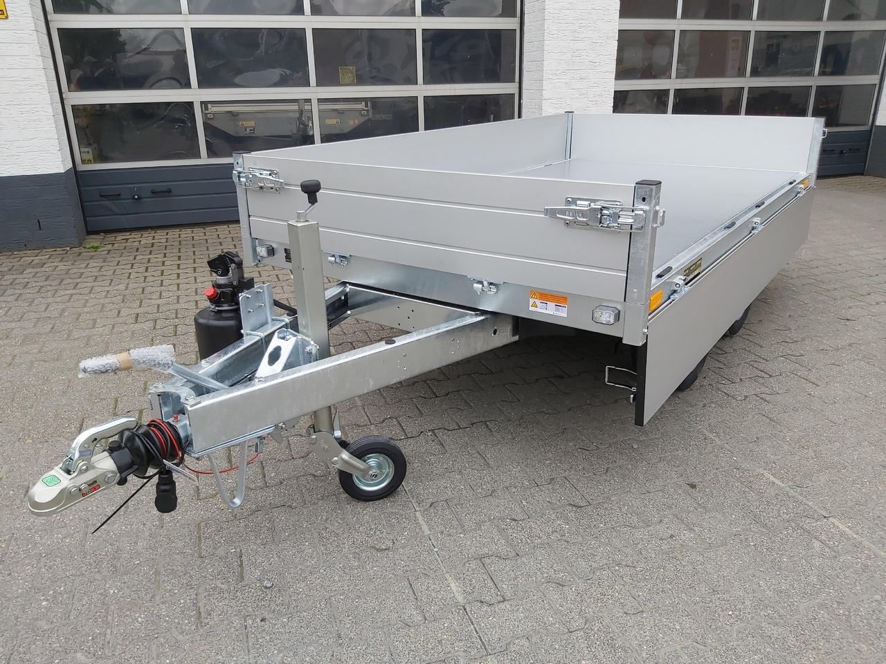 Saris Kipper K1 276 150 2000 2 276x150x30cm silver Handpumpe 13" (S) 2000kg - Самосвальный прицеп: фото 5 Saris Kipper K1 276 150 2000 2 276x150x30cm silver Handpumpe 13" (S) 2000kg - Самосвальный прицеп: фото 5
