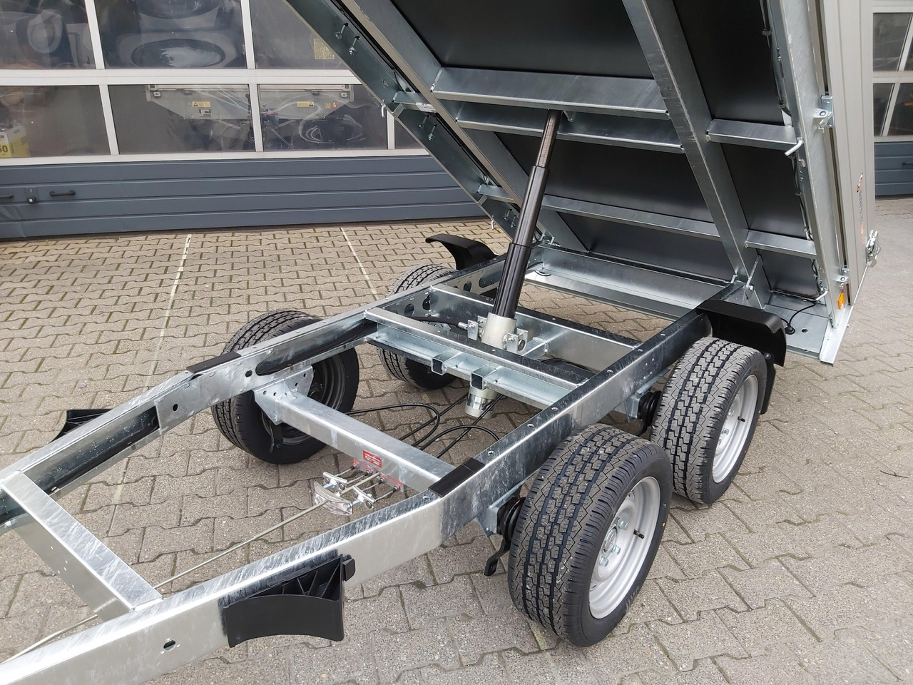 Saris Kipper K1 276 150 2000 2 276x150x30cm silver Handpumpe 13" (S) 2000kg - Самосвальный прицеп: фото 2 Saris Kipper K1 276 150 2000 2 276x150x30cm silver Handpumpe 13" (S) 2000kg - Самосвальный прицеп: фото 2