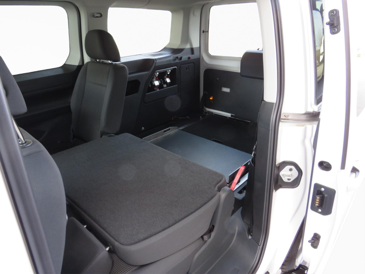 VOLKSWAGEN Caddy Kombi Maxi 2.0 TDI Rollstuhlumbau Taxirampe - Легковой автомобиль: фото 4 VOLKSWAGEN Caddy Kombi Maxi 2.0 TDI Rollstuhlumbau Taxirampe - Легковой автомобиль: фото 4