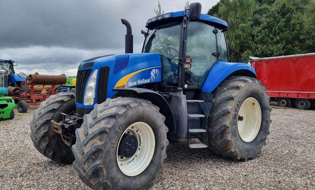 New Holland T8040 - Трактор: фото 1 New Holland T8040 - Трактор: фото 1