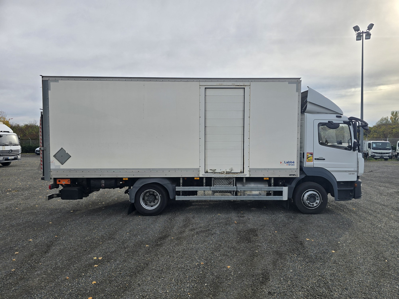MERCEDES-BENZ Atego 1218 - Box - LIFT - SIDE DOOR - ADR - Грузовик с закрытым кузовом: фото 3 MERCEDES-BENZ Atego 1218 - Box - LIFT - SIDE DOOR - ADR - Грузовик с закрытым кузовом: фото 3