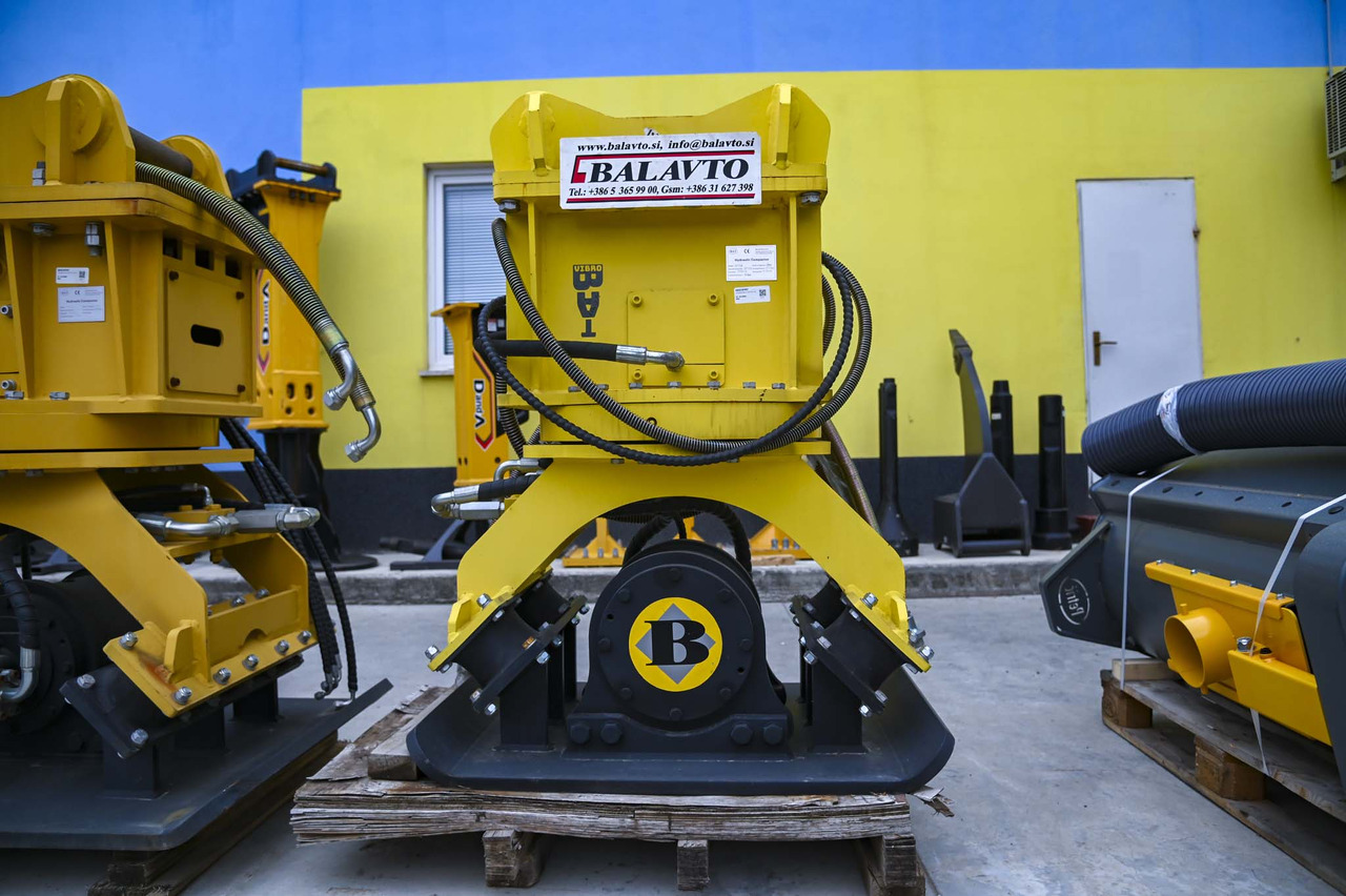 Plate compactor VIBROBAT 06 with rotator - Навесное оборудование для Экскаваторов: фото 1 Plate compactor VIBROBAT 06 with rotator - Навесное оборудование для Экскаваторов: фото 1