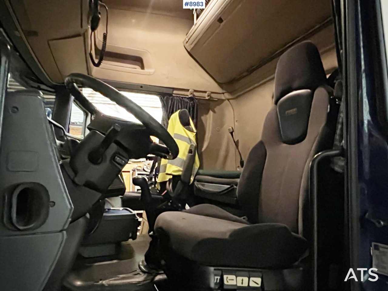 Фото интерьера 1: Тягач Tractor unit- SCANIA R420 LA 4X2 MNA