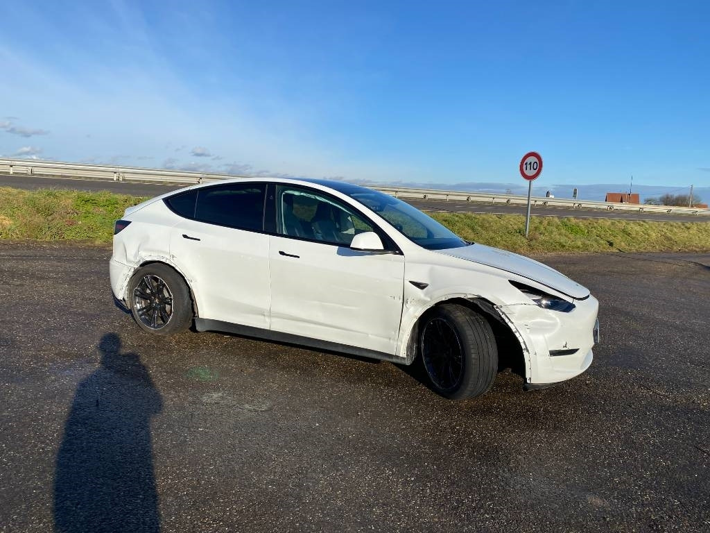 Tesla MODEL Y Basis/Rwd 1er Main endommagée - Легковой автомобиль: фото 3 Tesla MODEL Y Basis/Rwd 1er Main endommagée - Легковой автомобиль: фото 3