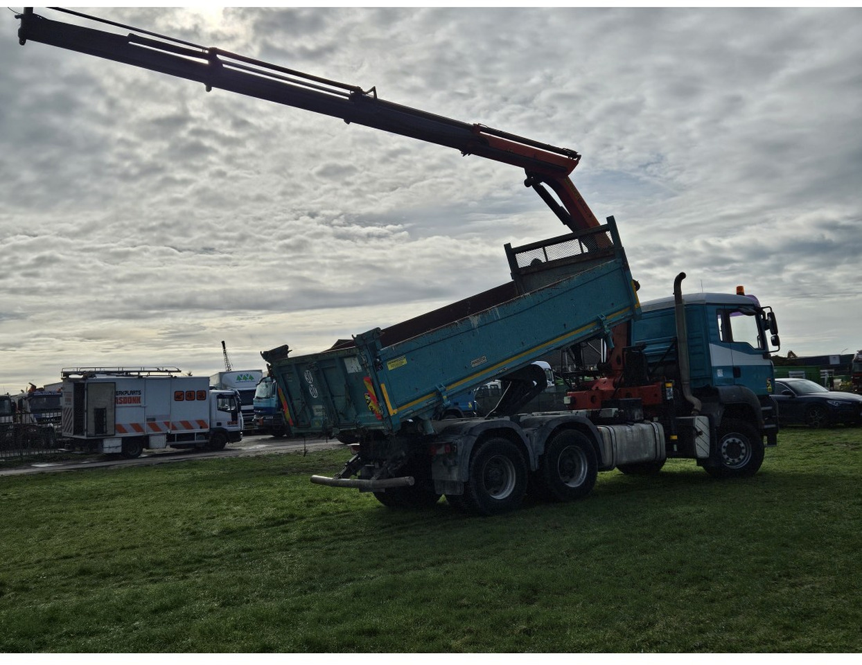 MAN TGA 33.360 TIPPER 3 SIDE CRANE PALFINGER 16502 *REMOTE CONTROL - Самосвал: фото 2 MAN TGA 33.360 TIPPER 3 SIDE CRANE PALFINGER 16502 *REMOTE CONTROL - Самосвал: фото 2