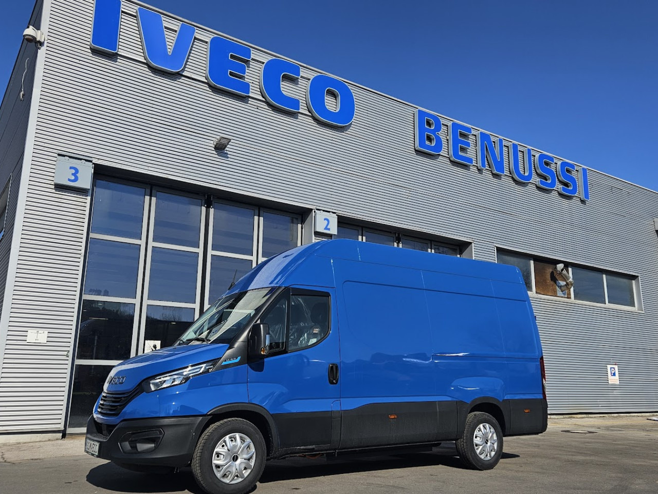 IVECO Daily 35 C 18H - Пассажирский фургон, Электрический фургон: фото 1 IVECO Daily 35 C 18H - Пассажирский фургон, Электрический фургон: фото 1