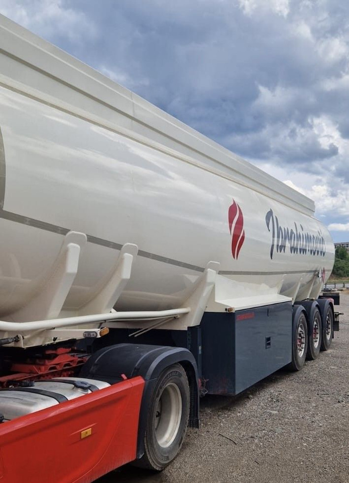 Schwarzmüller ADR, Diesel/Benzin Treibstoff, oben/unten, 3Kamm - Полуприцеп-цистерна: фото 4 Schwarzmüller ADR, Diesel/Benzin Treibstoff, oben/unten, 3Kamm - Полуприцеп-цистерна: фото 4