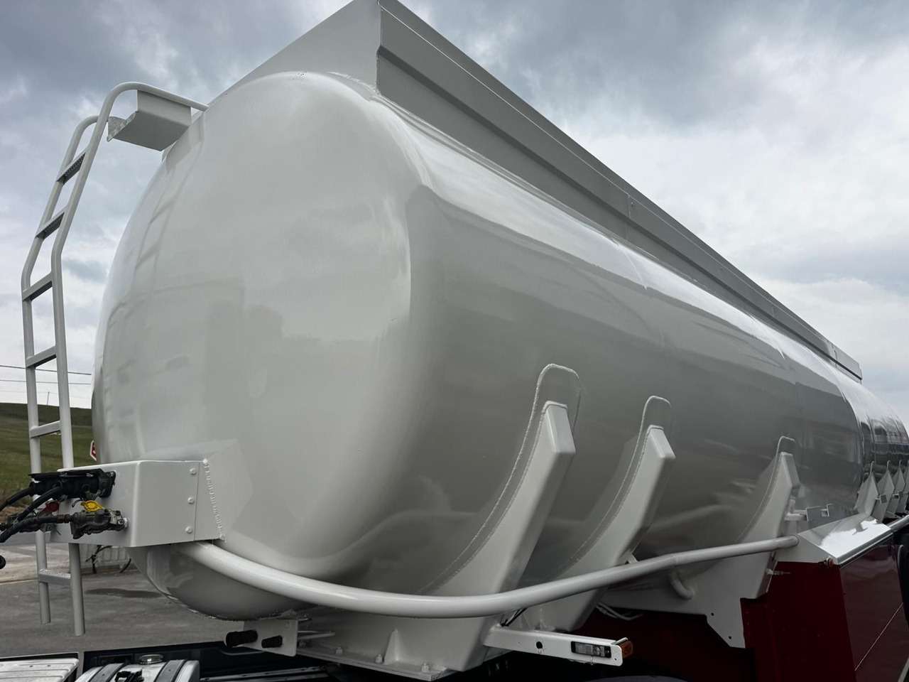 Schwarzmüller TS 3/E ADR, 6 Kammern Treibstoff Fuel - Полуприцеп-цистерна: фото 5 Schwarzmüller TS 3/E ADR, 6 Kammern Treibstoff Fuel - Полуприцеп-цистерна: фото 5