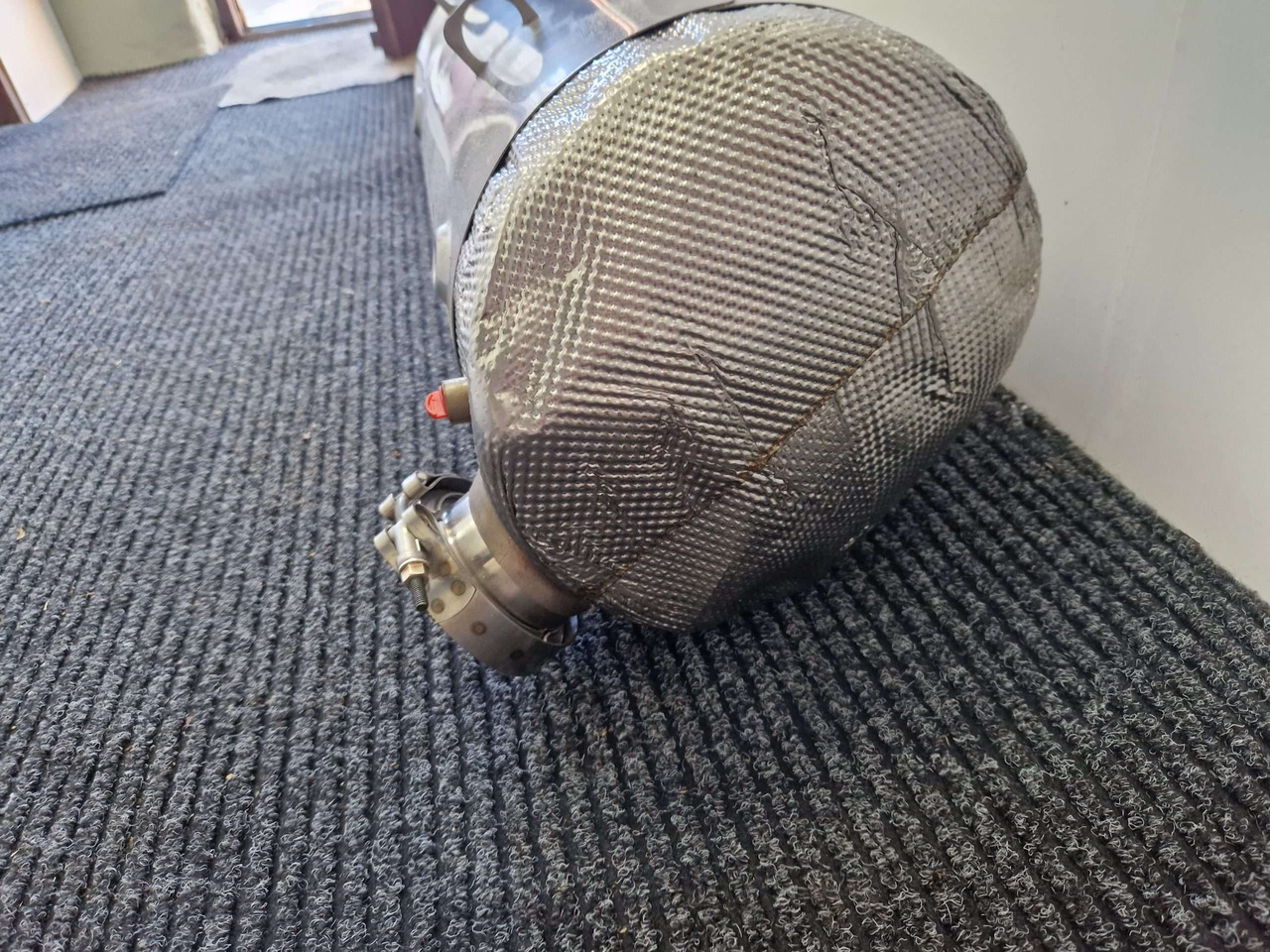 Exhaust silencer JCB 320/B6251 SCR Adblue - Двигатель и запчасти для Строительной техники: фото 3 Exhaust silencer JCB 320/B6251 SCR Adblue - Двигатель и запчасти для Строительной техники: фото 3