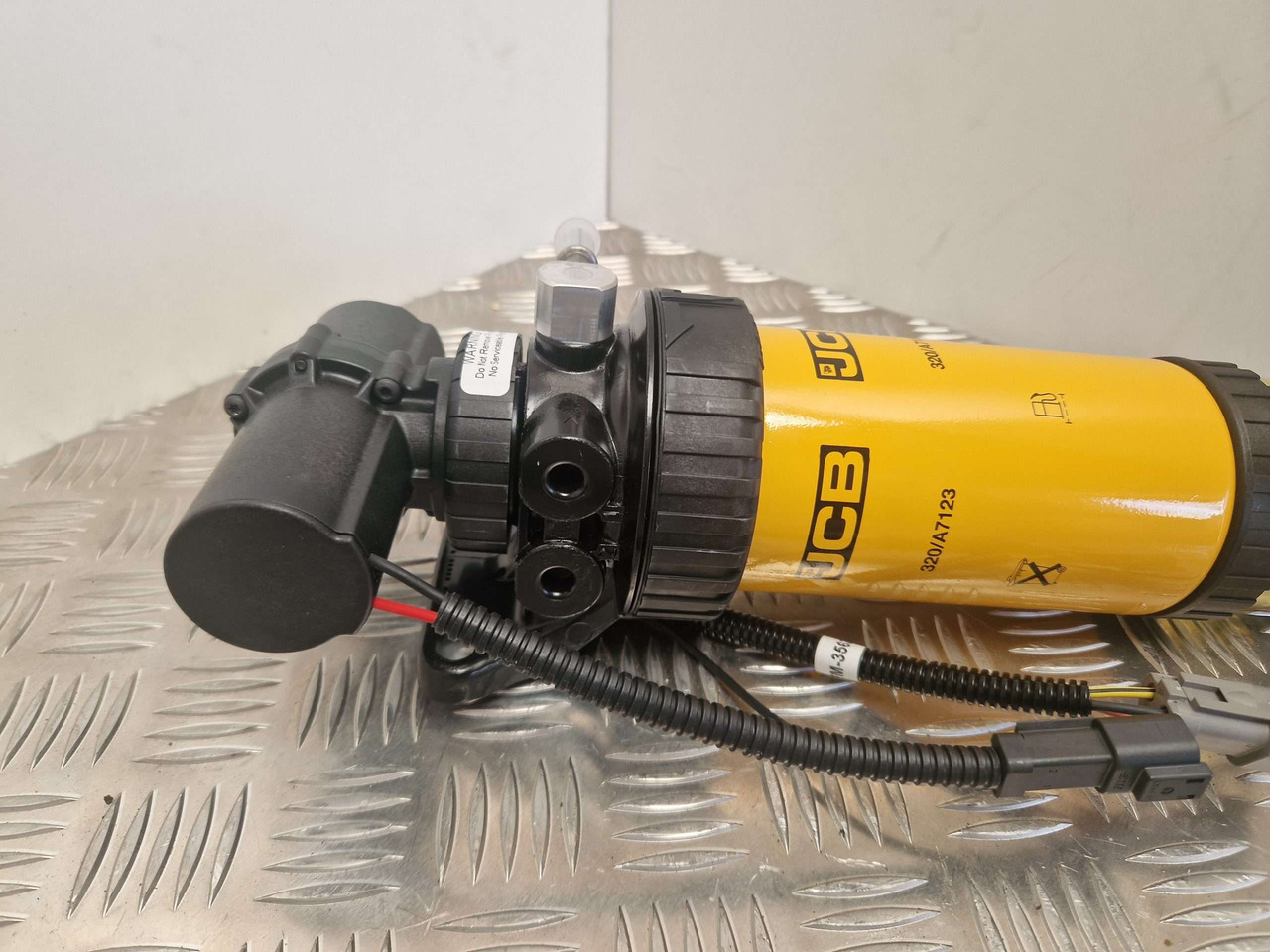 Fuel Filter lift pump genuine JCB 320/A7046 320/A7087 333/C3351 - Двигатель и запчасти для Строительной техники: фото 2 Fuel Filter lift pump genuine JCB 320/A7046 320/A7087 333/C3351 - Двигатель и запчасти для Строительной техники: фото 2