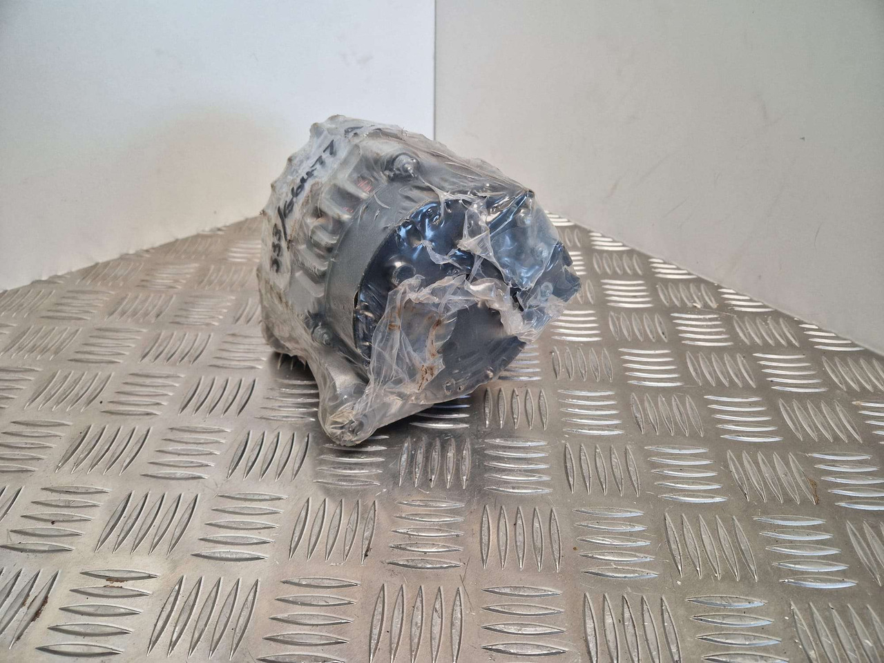 JCB Alternator 85amp 333/G6477 - Двигатель и запчасти для Строительной техники: фото 1 JCB Alternator 85amp 333/G6477 - Двигатель и запчасти для Строительной техники: фото 1