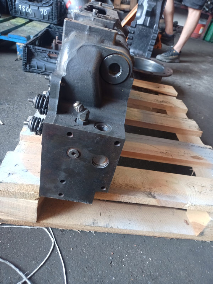 Claas Xerion Cat C9 - głowica cylindrów 2134360 213-4360 332-3619 - Головка блока для Сельскохозяйственной техники: фото 5 Claas Xerion Cat C9 - głowica cylindrów 2134360 213-4360 332-3619 - Головка блока для Сельскохозяйственной техники: фото 5