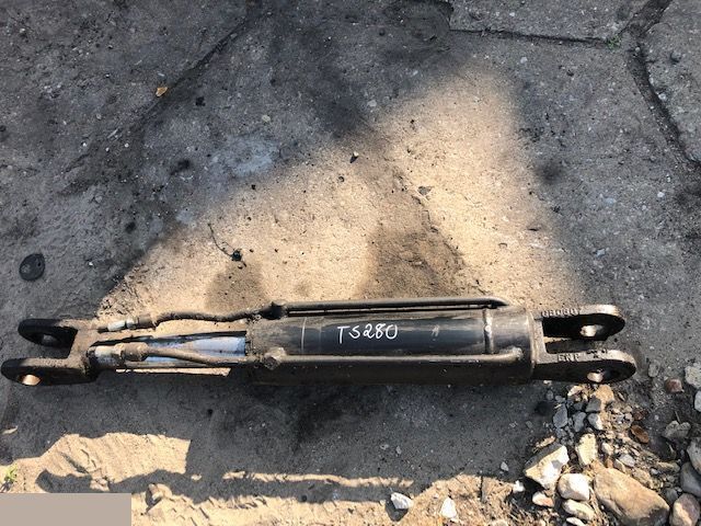 John Deere 4500 Matbro TS 280 - Siłownik Wychyłu Łyźki - Гидравлический цилиндр для Сельскохозяйственной техники: фото 2 John Deere 4500 Matbro TS 280 - Siłownik Wychyłu Łyźki - Гидравлический цилиндр для Сельскохозяйственной техники: фото 2