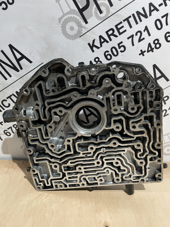 John Deere 6300 6100 6200 6400 - płyta obudowa skrzyni biegów R129797 - Коробка передач и запчасти для Сельскохозяйственной техники: фото 1 John Deere 6300 6100 6200 6400 - płyta obudowa skrzyni biegów R129797 - Коробка передач и запчасти для Сельскохозяйственной техники: фото 1