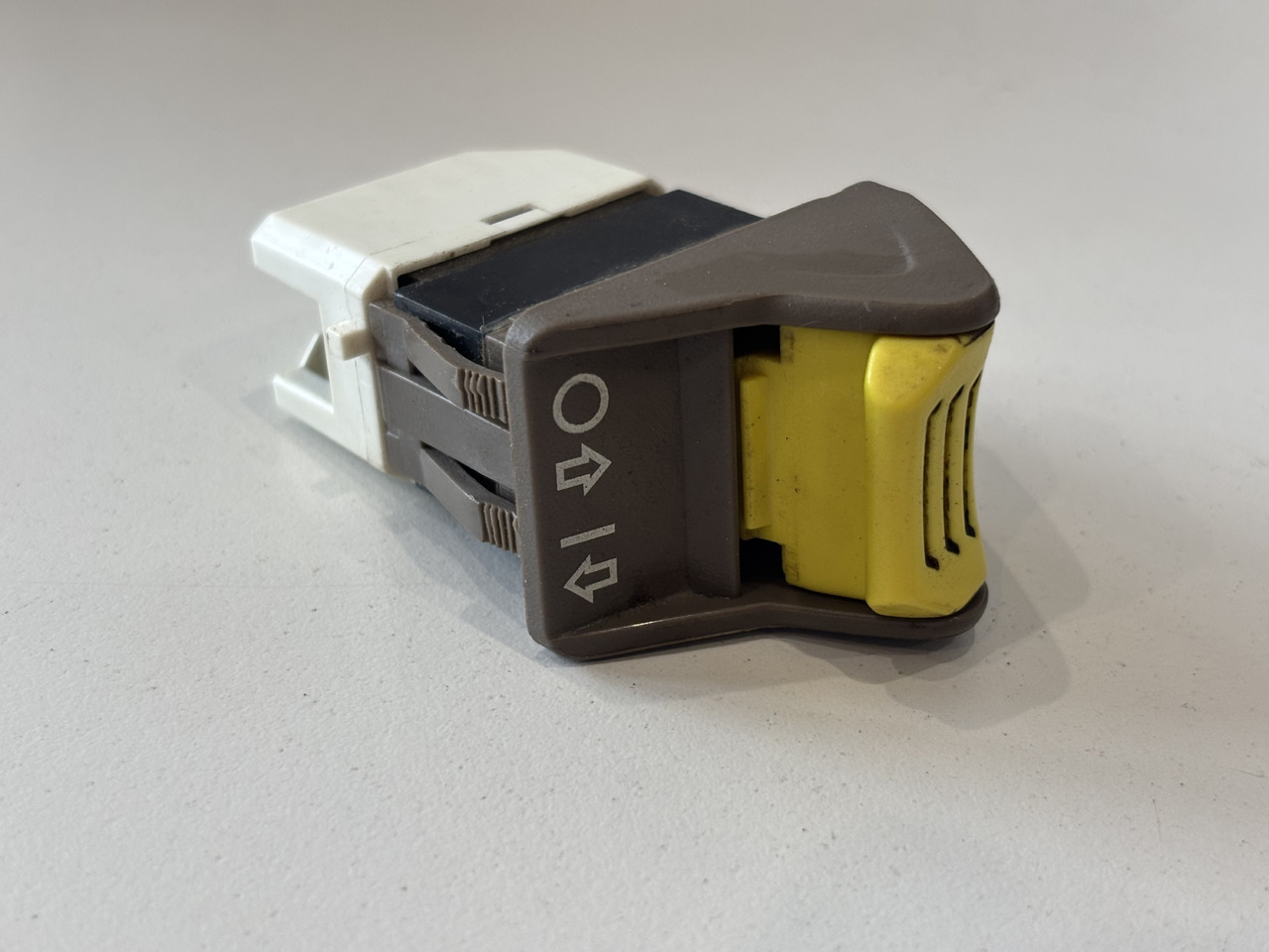 John Deere 6M 6R 6xxx Przełącznik Sterowania tylnym WOM AL218836 - Электрическая система для Сельскохозяйственной техники: фото 2 John Deere 6M 6R 6xxx Przełącznik Sterowania tylnym WOM AL218836 - Электрическая система для Сельскохозяйственной техники: фото 2