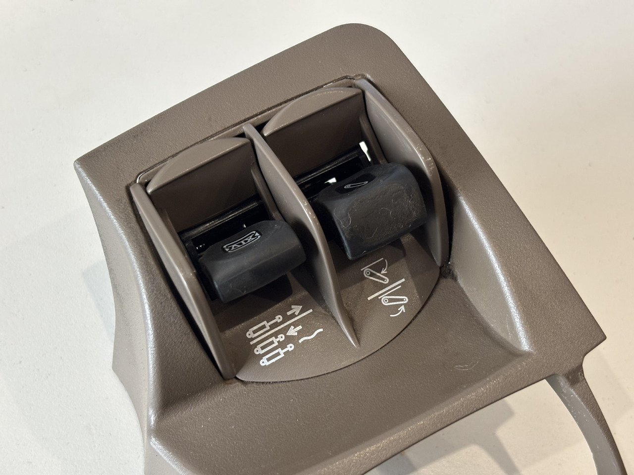 John Deere 6R 6xxx Przycisk Sterownik Kontroler Podnośnika SCV RE588398 - Электрическая система для Сельскохозяйственной техники: фото 2 John Deere 6R 6xxx Przycisk Sterownik Kontroler Podnośnika SCV RE588398 - Электрическая система для Сельскохозяйственной техники: фото 2