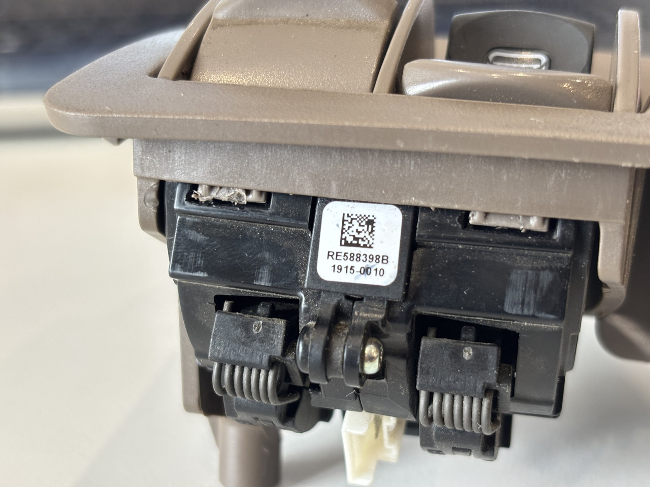 John Deere 6R 7M 6xxx 7xxx 8xxx 9xxx Lewy Moduł Sterujący Przełącznik RE588399 - Электрическая система для Сельскохозяйственной техники: фото 5 John Deere 6R 7M 6xxx 7xxx 8xxx 9xxx Lewy Moduł Sterujący Przełącznik RE588399 - Электрическая система для Сельскохозяйственной техники: фото 5