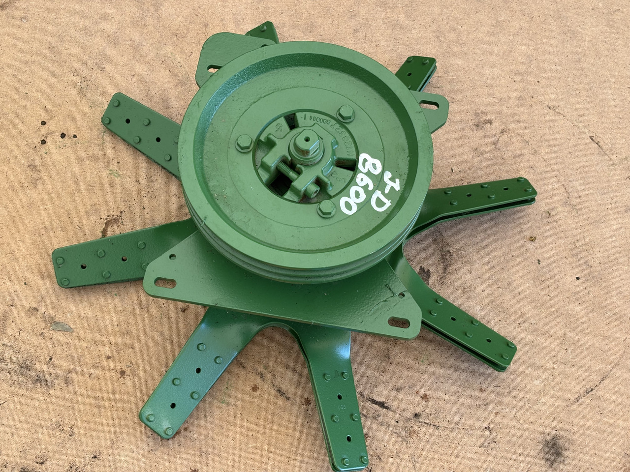 John Deere piasta + wiatrak wentylator fan H128327 - Вентилятор для Сельскохозяйственной техники: фото 1 John Deere piasta + wiatrak wentylator fan H128327 - Вентилятор для Сельскохозяйственной техники: фото 1