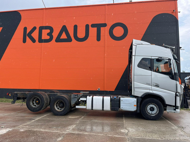 Volvo FH 750 6x4 CHASSIS L=6970 / RETARDER / PTO / TANDEM AXLE LIFT - Грузовик-шасси: фото 4 Volvo FH 750 6x4 CHASSIS L=6970 / RETARDER / PTO / TANDEM AXLE LIFT - Грузовик-шасси: фото 4