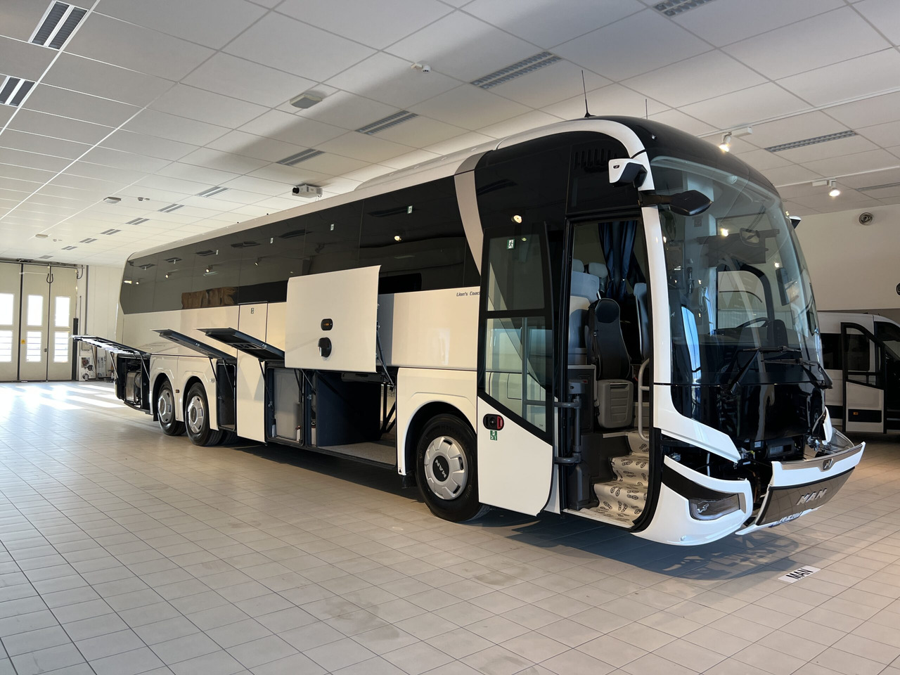 Туристический автобус MAN Lions Coach R09 Euro 6E (Dark Edition): фото 48