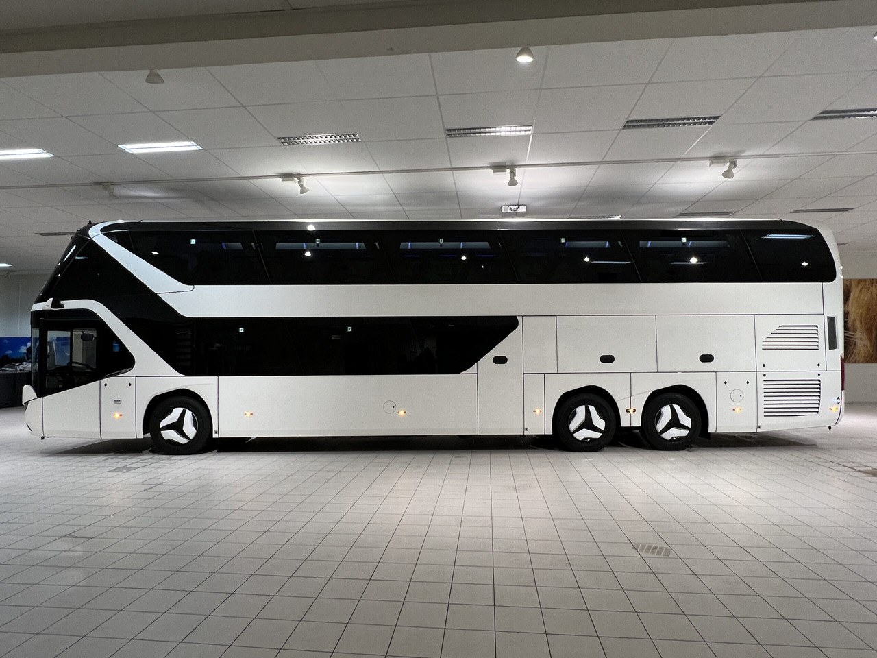 NEOPLAN SKYLINER P06 Euro 6E V.I.P / Exclusive Class (Dark Edition) - Туристический автобус: фото 3 NEOPLAN SKYLINER P06 Euro 6E V.I.P / Exclusive Class (Dark Edition) - Туристический автобус: фото 3