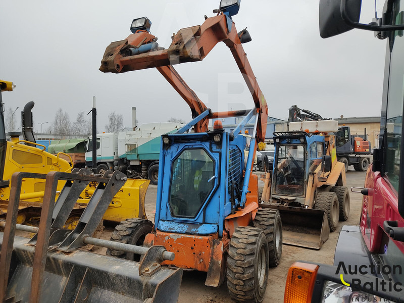 New Holland LS 185 B - Мини-погрузчик с бортовым поворотом: фото 2 New Holland LS 185 B - Мини-погрузчик с бортовым поворотом: фото 2