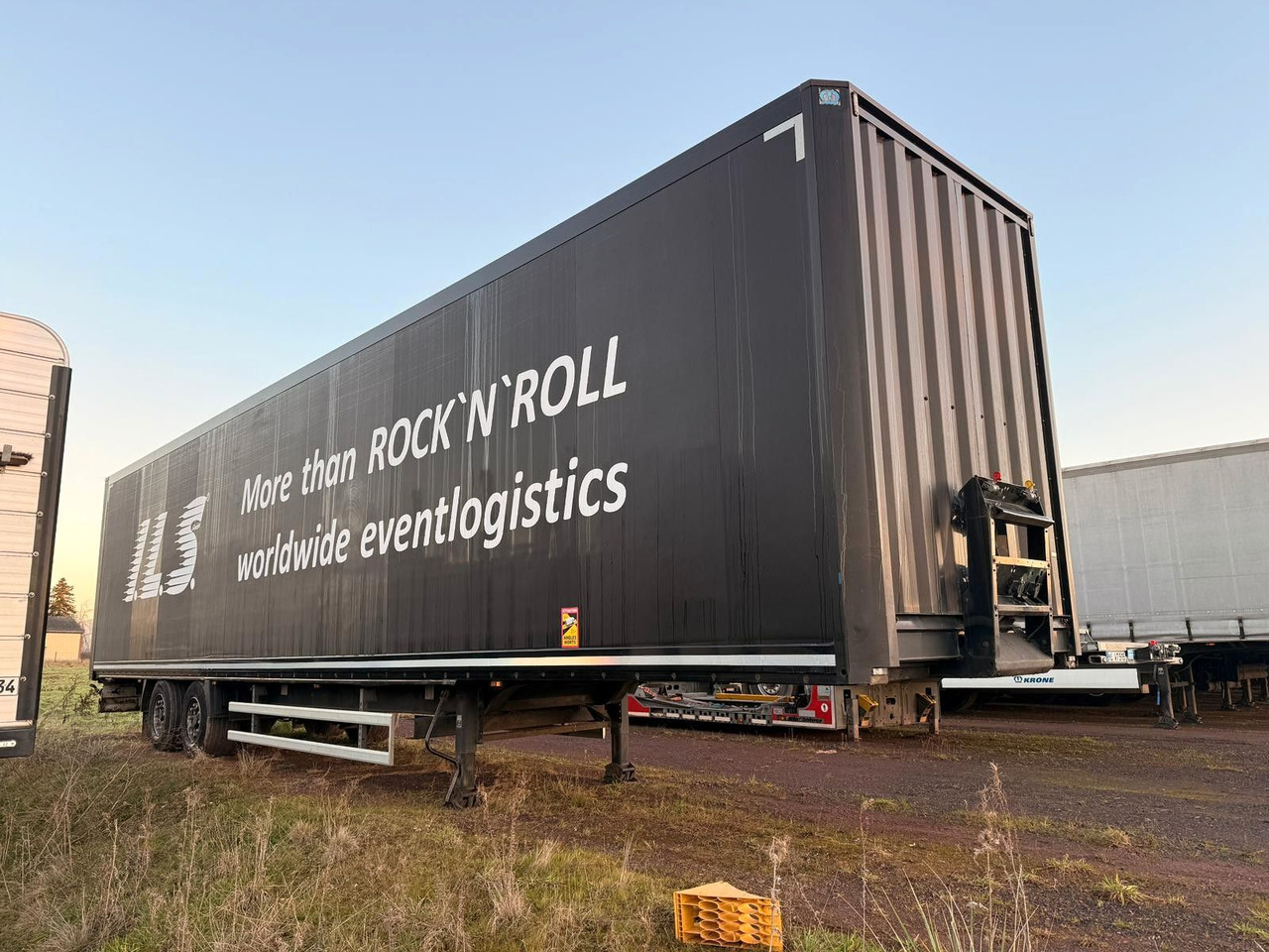 Krone SZ - Mega Koffer mit Rampenhalterung - Полуприцеп-фургон: фото 2 Krone SZ - Mega Koffer mit Rampenhalterung - Полуприцеп-фургон: фото 2