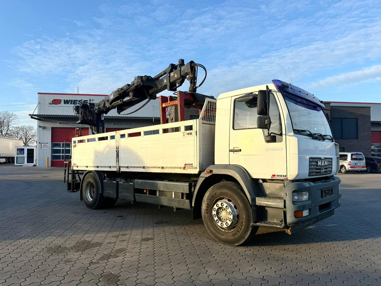 MAN LE 18.280 Pritsche mit HIAB 133 K PRO/HIPRO Kran - Грузовик бортовой/ Платформа, Автоманипулятор: фото 1 MAN LE 18.280 Pritsche mit HIAB 133 K PRO/HIPRO Kran - Грузовик бортовой/ Платформа, Автоманипулятор: фото 1