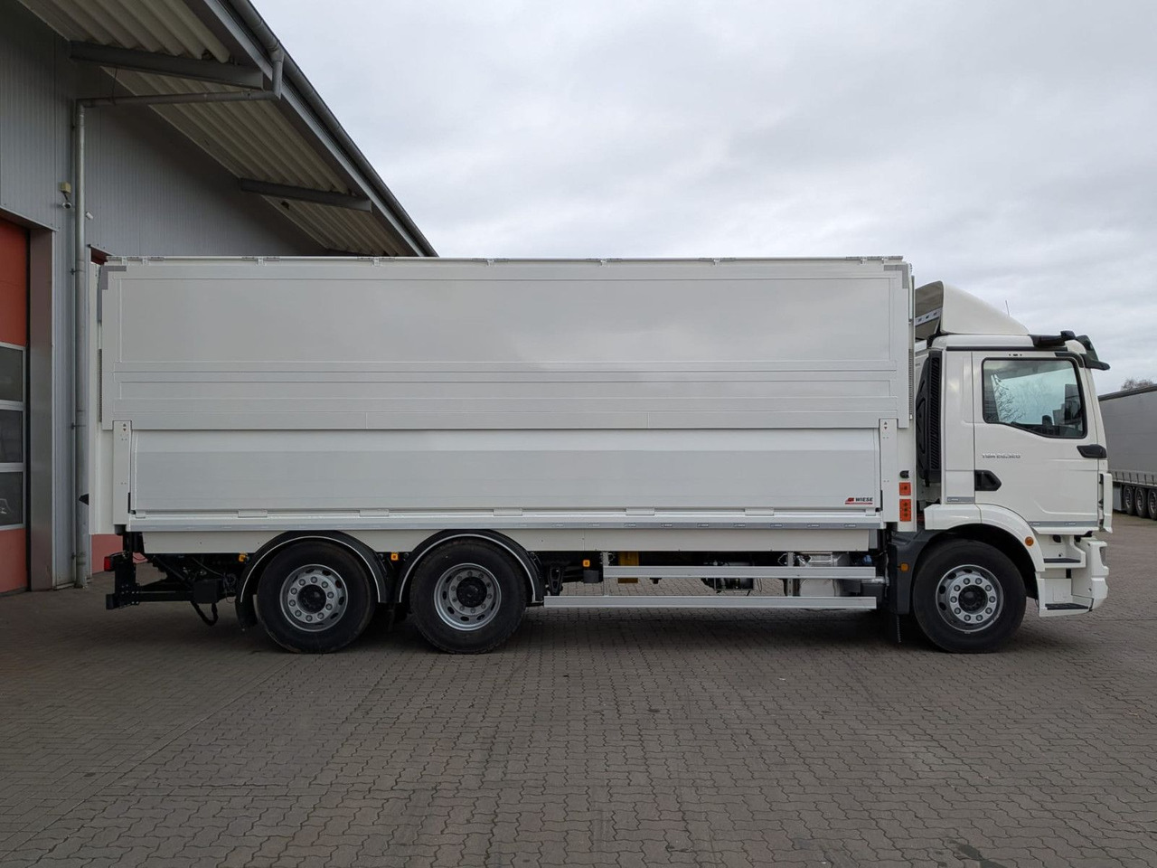 MAN TGM 26.320 6x2/4 Getränkefahrzeug Wingliner LBW - Грузовик с закрытым кузовом: фото 4 MAN TGM 26.320 6x2/4 Getränkefahrzeug Wingliner LBW - Грузовик с закрытым кузовом: фото 4