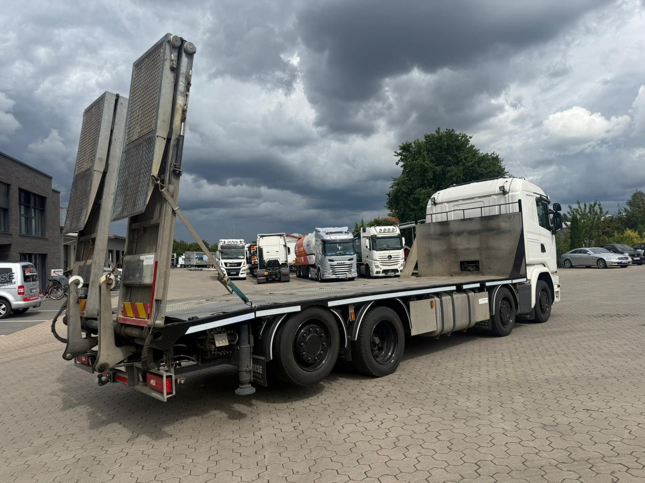 Scania G450 Baumaschinentransporter mit Rampen - Грузовик бортовой/ Платформа: фото 4 Scania G450 Baumaschinentransporter mit Rampen - Грузовик бортовой/ Платформа: фото 4