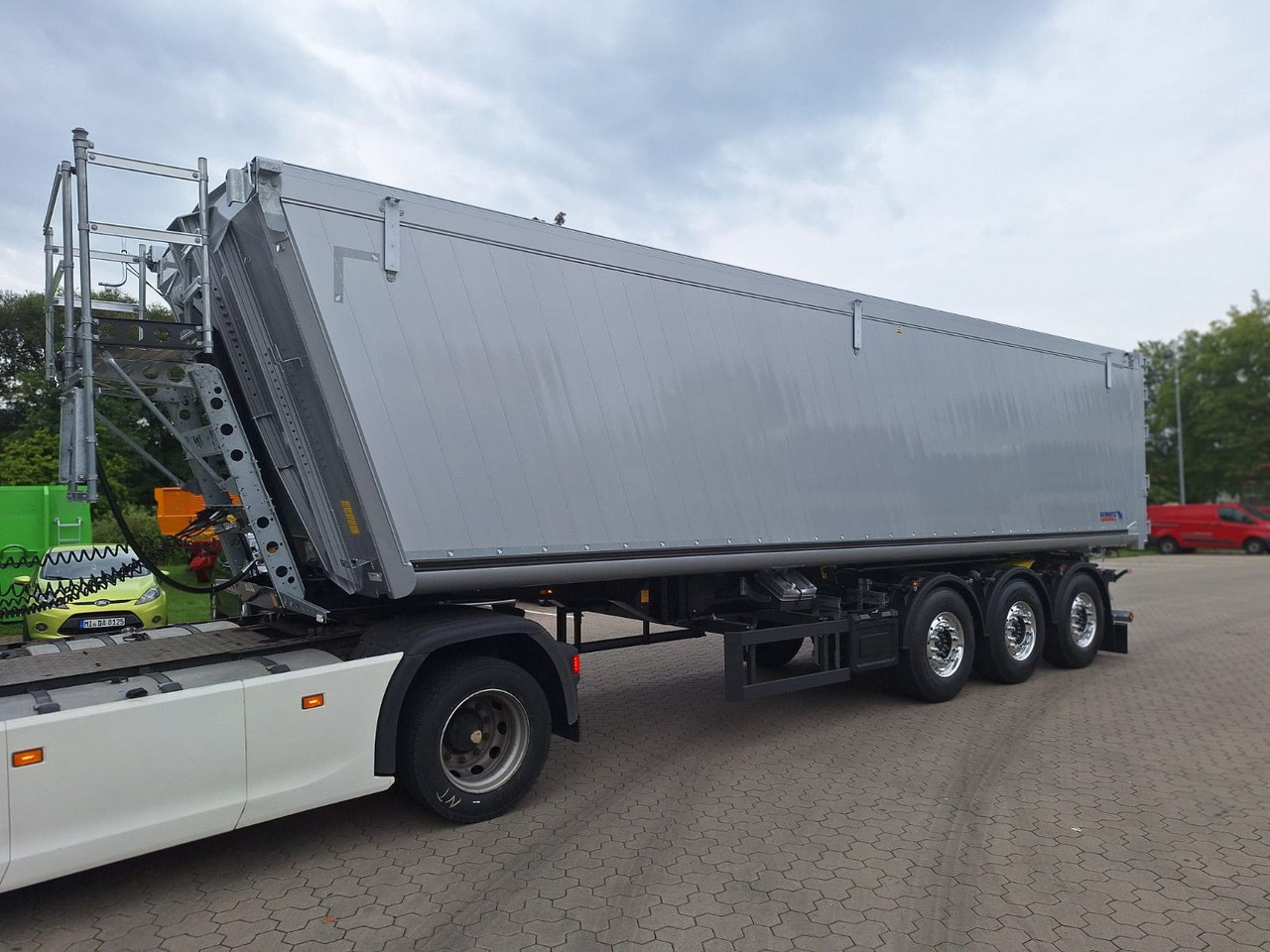 Schmitz Cargobull Kipper 52m³ mit gekröpftem Chassis - Самосвальный полуприцеп: фото 3 Schmitz Cargobull Kipper 52m³ mit gekröpftem Chassis - Самосвальный полуприцеп: фото 3