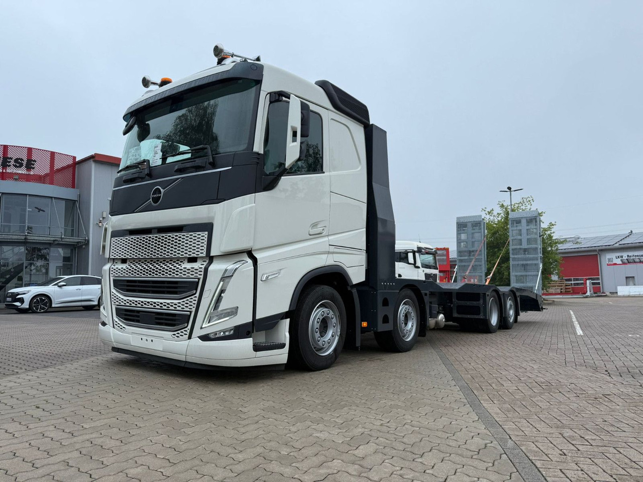 Volvo Arbeitsbühnen Baumaschinentransporter mit Rampen - Автовоз: фото 1 Volvo Arbeitsbühnen Baumaschinentransporter mit Rampen - Автовоз: фото 1