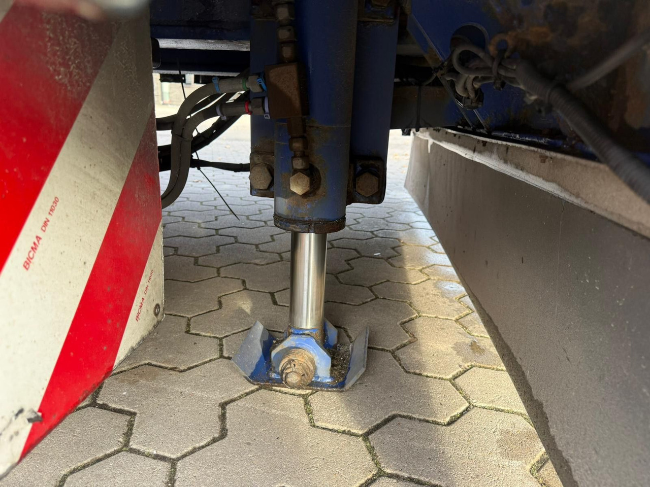 Низкорамный полуприцеп Wiese 3-Achs Stufen Sattel mit Auffahrrampe 25T: фото 17