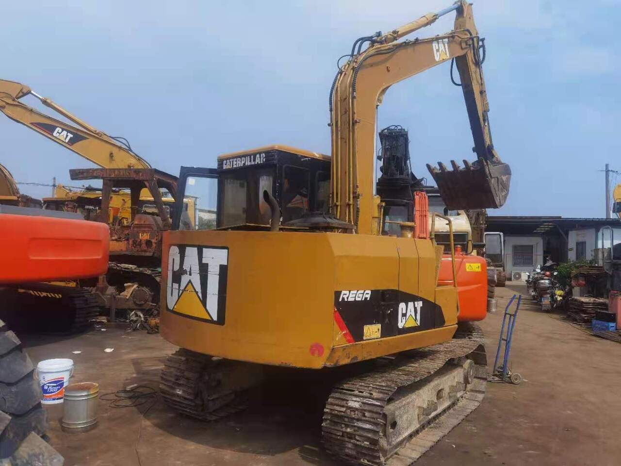 CATERPILLAR E70B - Гусеничный экскаватор: фото 3 CATERPILLAR E70B - Гусеничный экскаватор: фото 3