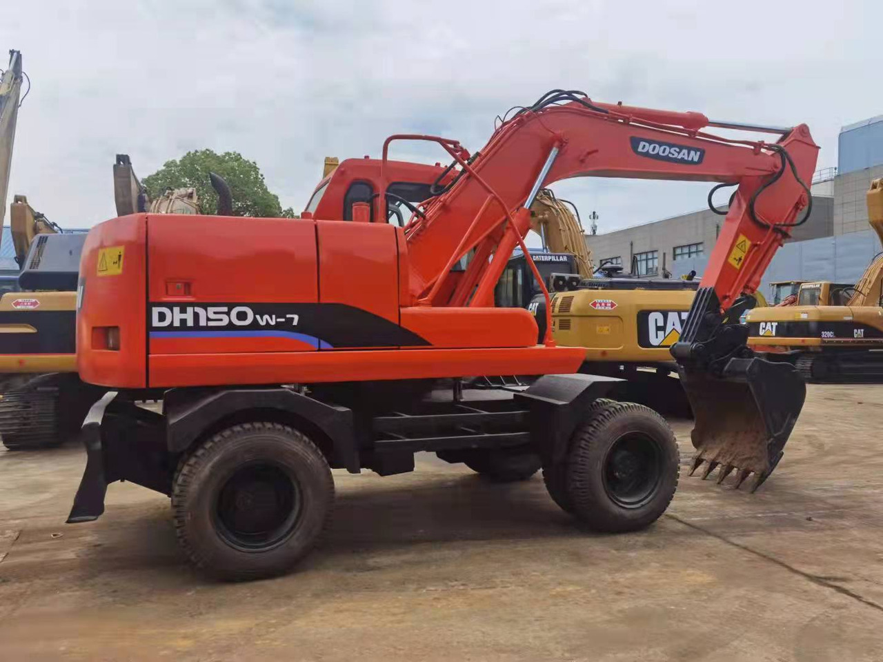 DOOSAN DH150W-7 - Колёсный экскаватор: фото 1 DOOSAN DH150W-7 - Колёсный экскаватор: фото 1