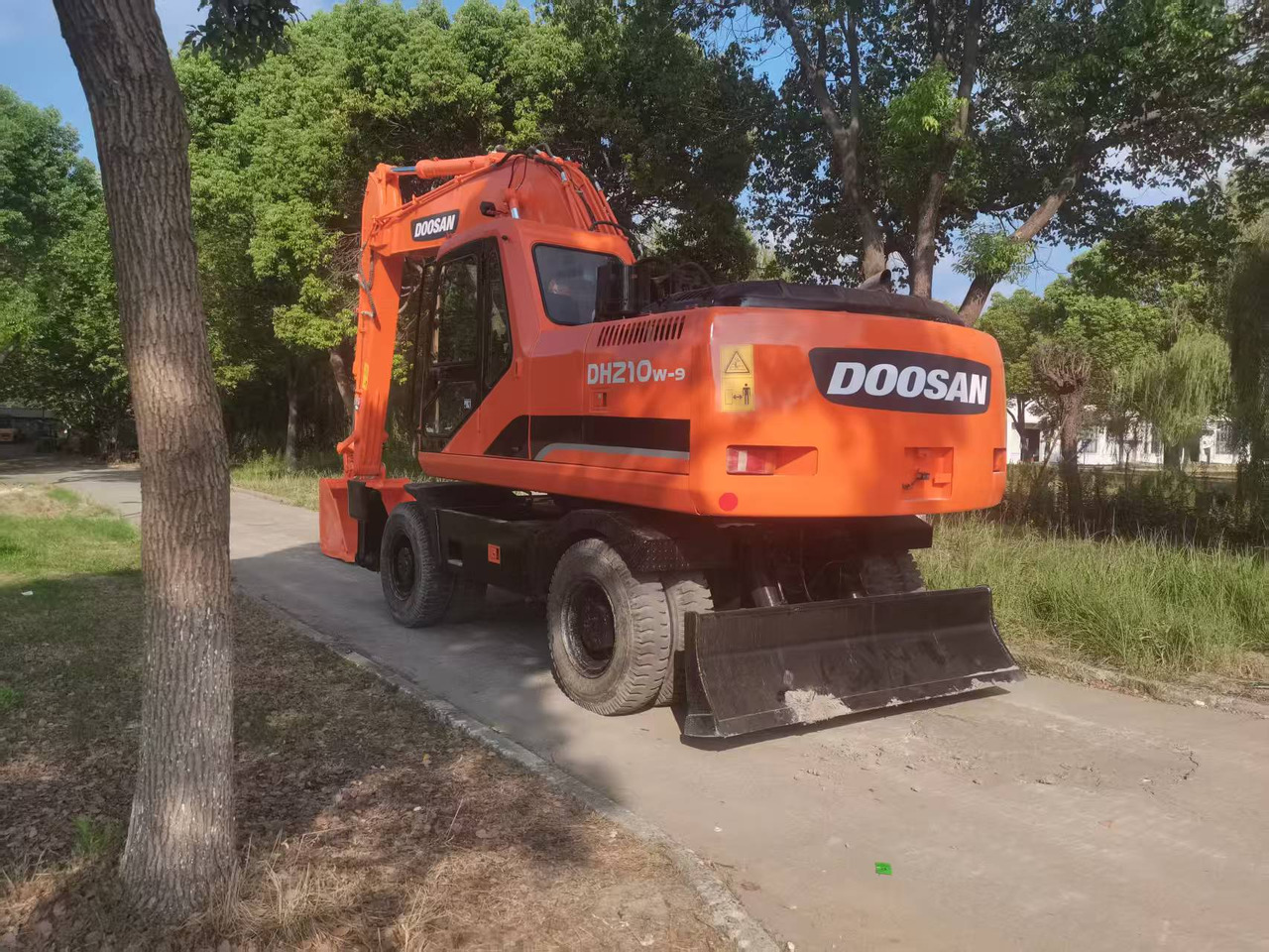 DOOSAN DH210W-9C - Колёсный экскаватор: фото 2 DOOSAN DH210W-9C - Колёсный экскаватор: фото 2
