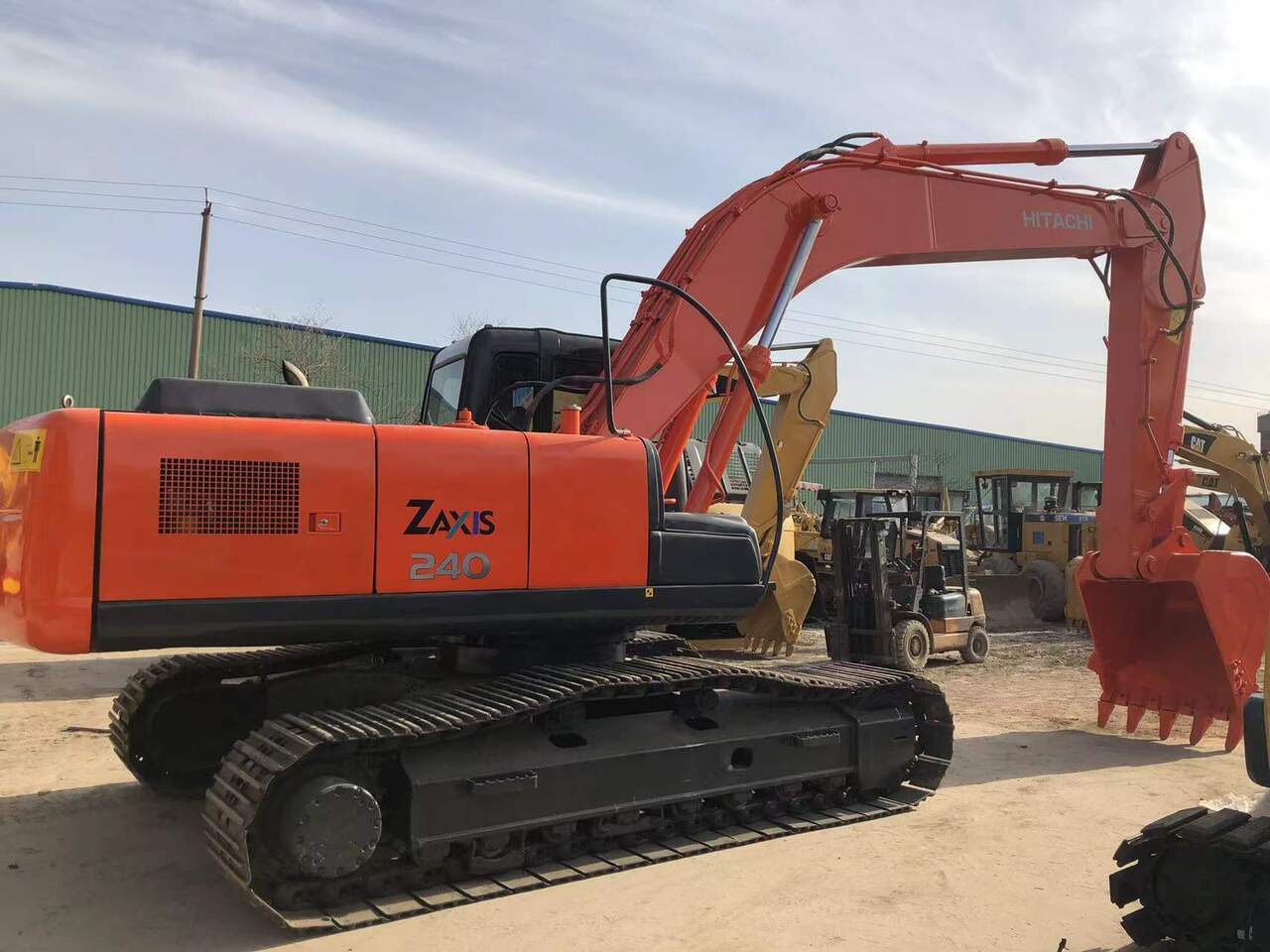 HITACHI ZX240 - Гусеничный экскаватор: фото 2 HITACHI ZX240 - Гусеничный экскаватор: фото 2