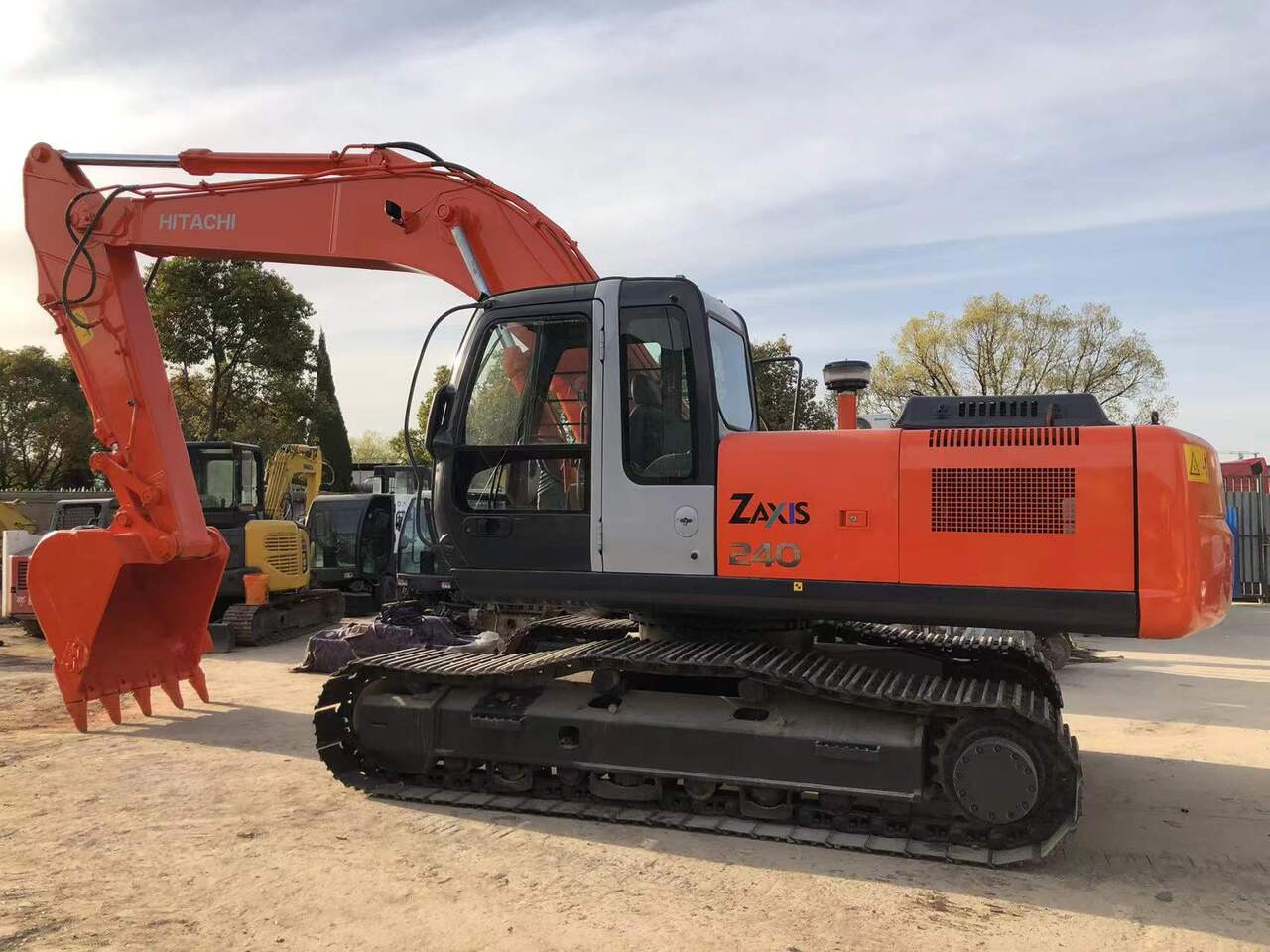 HITACHI ZX240 - Гусеничный экскаватор: фото 3 HITACHI ZX240 - Гусеничный экскаватор: фото 3