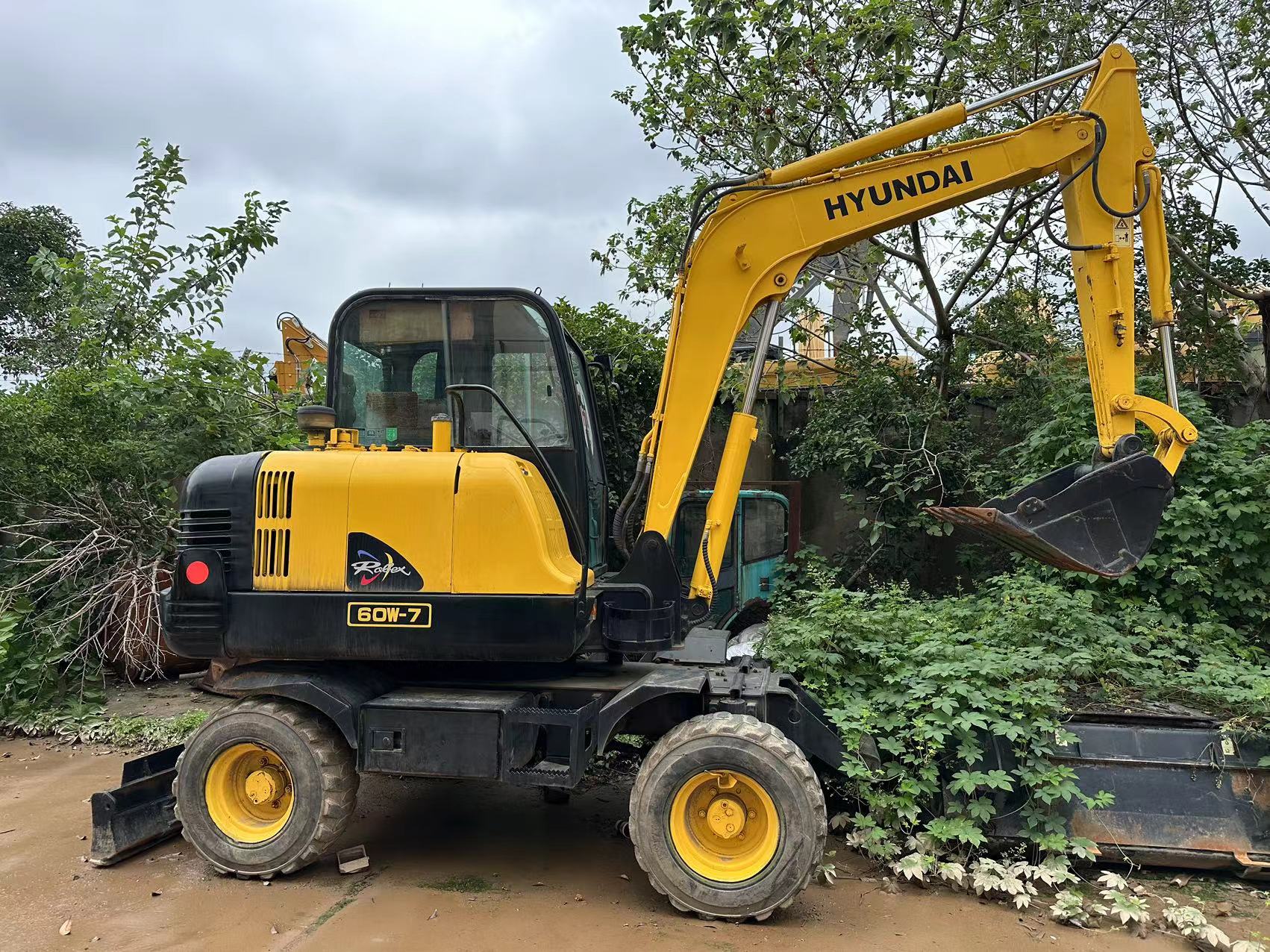 HYUNDAI 60W-7 - Колёсный экскаватор: фото 1 HYUNDAI 60W-7 - Колёсный экскаватор: фото 1