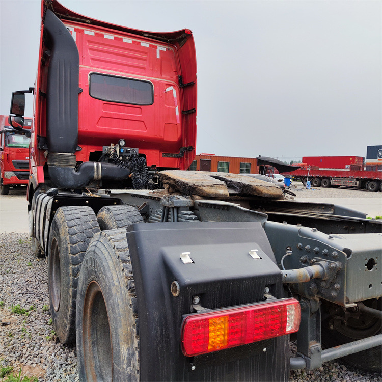 HOWO HOWO T7H-540 tractor -red - Тягач: фото 2 HOWO HOWO T7H-540 tractor -red - Тягач: фото 2