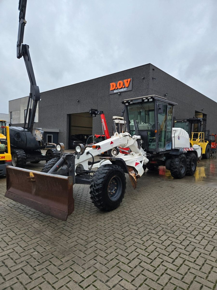 New Holland F106.6 - Грейдер: фото 1 New Holland F106.6 - Грейдер: фото 1