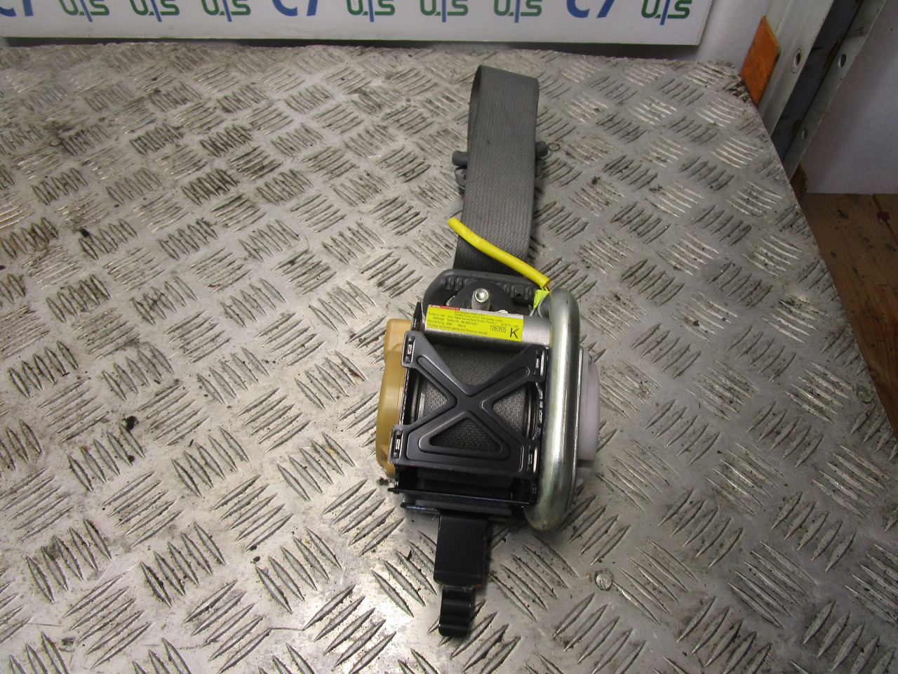 ISUZU N75 4HK1 SEAT BELT (PASSENGER SIDE) - Кабина и интерьер для Грузовиков: фото 1 ISUZU N75 4HK1 SEAT BELT (PASSENGER SIDE) - Кабина и интерьер для Грузовиков: фото 1