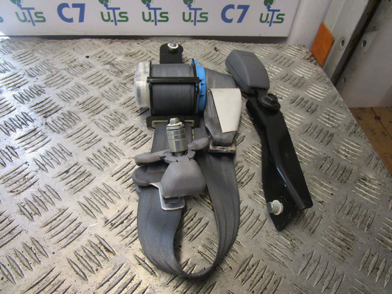 MITSUBISHI FUSO PASSENGER SIDE SEATBELT - Кабина и интерьер для Грузовиков: фото 1 MITSUBISHI FUSO PASSENGER SIDE SEATBELT - Кабина и интерьер для Грузовиков: фото 1